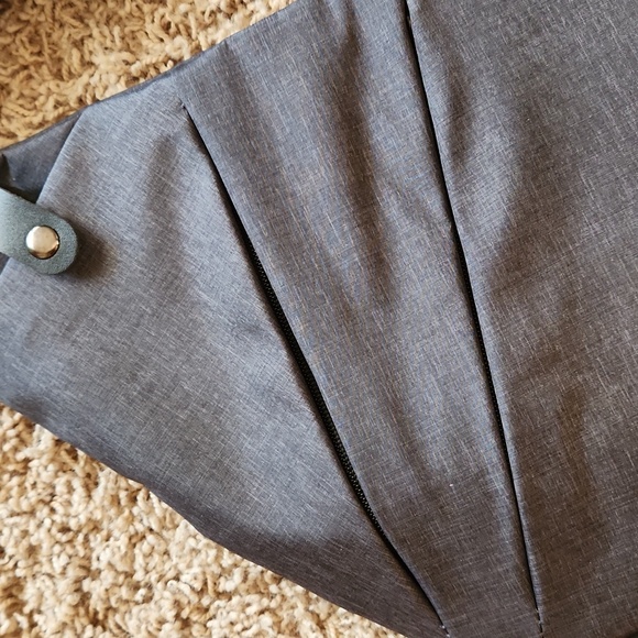 Gray sling bag by Wander+ - Picture 3 of 9